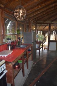 a kitchen with a table and a counter top at Refugio Alana Máncora in Máncora