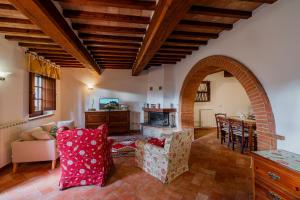 a living room with an archway and a table and chairs at Casa Vecciano in Cetona