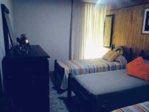 a bedroom with two beds and a window at La finca in San Rafael
