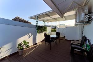 a patio with a table and chairs on a balcony at Refúgio do Pilar in Vila Nova de Gaia