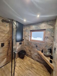 a bathroom with two sinks and a window at Góralska Przystań in Nowa Wieś