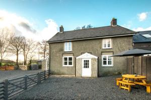 a house with a table and a picnic table at 3 Bed in Machynlleth oc-bow306 in Darowen