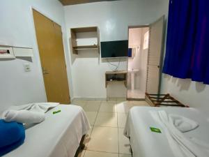 a small room with two beds and a kitchen at Hotel Xingu in Altamira