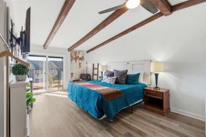 a bedroom with a bed and a ceiling fan at Driftwood Den Condo for 2 in Kimberling City