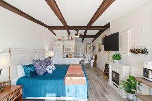 a bedroom with a bed and a tv in it at Driftwood Den Condo for 2 in Kimberling City