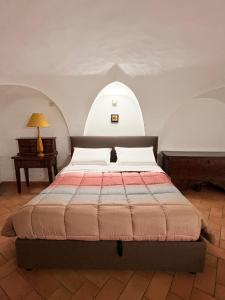 a bed in a room with an arched ceiling at DIMORA MedioEvo in Orvieto