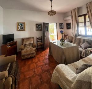 a living room with a table and a couch at Huerta La Niña Arenas in Órgiva