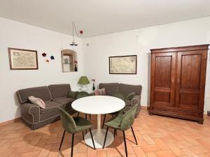 a living room with a couch and a table at DIMORA MedioEvo in Orvieto