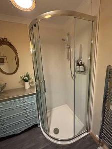 eine Dusche mit Glastür im Badezimmer in der Unterkunft Westview Accommodation in Stornoway