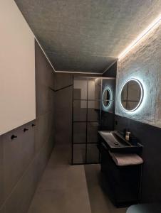 a bathroom with a sink and a mirror at Ferienwohnung Flumserberg, Liftnähe & Gratis Parkplatz in Flumserberg