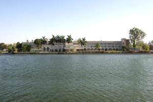 um grande edifício em frente a uma grande massa de água em Hotel Lakend em Udaipur