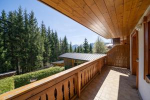 a deck with a view of a house at Haus Martin Appartement Eichhörnchen in Ramsau am Dachstein