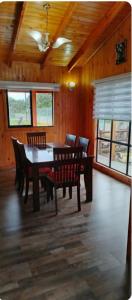 a dining room with a table and chairs at Hospedaje Sandra in Llanquihue