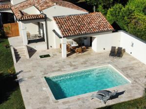 an aerial view of a house with a swimming pool at Chambre d'hôtes les Cigales in Piolenc