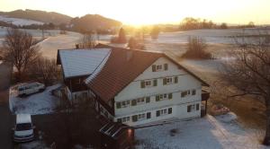 an aerial view of a house in the snow at Genau so - Allgäu! Sau Gemütlich in Maierhöfen