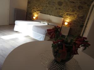 a bedroom with two beds and a vase with a plant at Casale Santa Margherita in Bucine