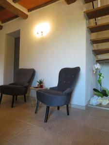 two chairs and a table in a room at Casale Santa Margherita in Bucine