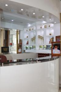 a store with white walls and a counter in a room at Gran Mansion Dorada in Tacna