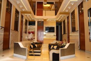 a living room with two couches and a television at Gran Mansion Dorada in Tacna