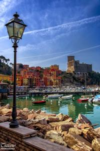 a street light next to a body of water with boats at La Casetta di Gio' con Parcheggio in Lerici
