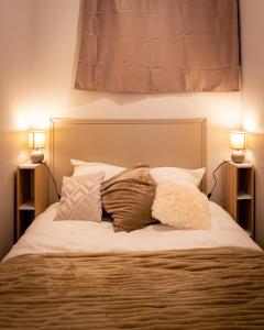 a bedroom with a bed with two lamps on it at Cocon coloré - centre de Caen - tout à pied in Caen
