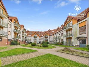 a row of apartment buildings with a courtyard at Apartament Pasaż 3 in Giżycko