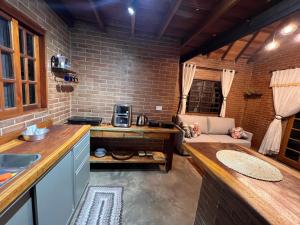 a kitchen with a couch in the middle of a room at Cabana na Mata Paraíso da Serra in Aquidauana
