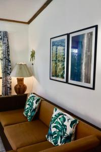 a living room with a couch and a lamp at Franky's Fare in Fare