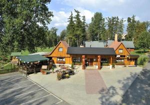 an overhead view of a large wooden house at Chalúpka Bratov v resorte APLEND in Veľký Slavkov