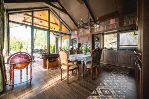 a kitchen and dining room with a table and chairs at Sherlock Home in Czarnówiec