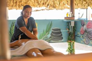 a woman getting a massage from a man at Coveñas - Condominio Puntepiedra Hotel in Coveñas