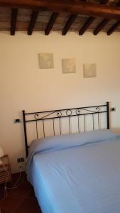 سرير أو أسرّة في غرفة في Il Merangolo
