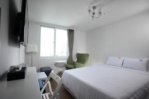 TV a/nebo společenská místnost v ubytování Hillside Hotel