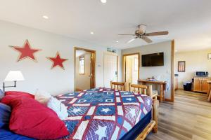 a bedroom with a bed and stars on the wall at Pet Friendly! Countryside Couples Stay in Illinois in Etherton