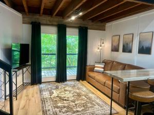 ein Wohnzimmer mit Sofa und Tisch in der Unterkunft Rustic Ridge in Gentry