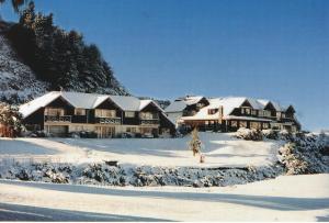 un par de edificios cubiertos de nieve en Mt Hutt Lodge en Windwhistle