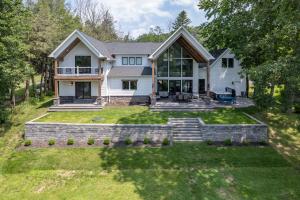an aerial view of a house at Whispering Pines by Railey Vacations in McHenry