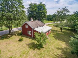 an overhead view of a red barn in a field at KRO863-Virestad-Stubbalycke-4 in Virestad