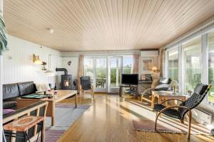a living room with a couch and a table at LL261-Humble-Gyvelvaenget-1 in Spodsbjerg