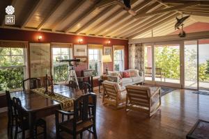 a living room with a table and chairs at Quinta da Meia Eira in Horta