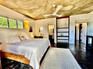 a bedroom with a bed and a ceiling at Hostal Luz Del Valle in Santa Bárbara de Samaná