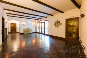 an empty living room with a couch and wooden floors at Ca Maria Celeste Apartment in Bellagio