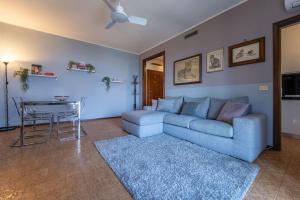 a living room with a couch and a table at Ca Maria Peonie Apartment in Bellagio