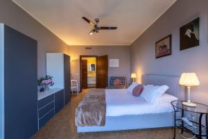 a bedroom with a bed and a ceiling fan at Ca Maria Peonie Apartment in Bellagio