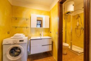 a bathroom with a washing machine and a sink at Ca Maria Peonie Apartment in Bellagio