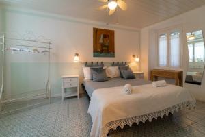 a bedroom with a large bed with towels on it at Loving Loppia - Glicine in Bellagio