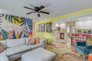 a living room with a couch and a kitchen at The Tropical Cottage in Long Beach