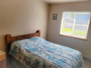 a bedroom with a bed and a window at The Hofer Beach Retreat in Crescent City +5 photos