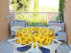 グリモーにあるFerienhaus zw. Cogolin und St. Tropezの黄色のテーブルと椅子が備わるバルコニー