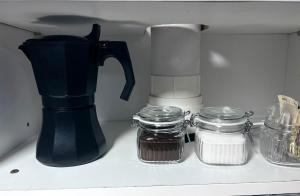 a black blender sitting on top of a kitchen counter at Encantador, tranquilo y centrico in Málaga +15 photos